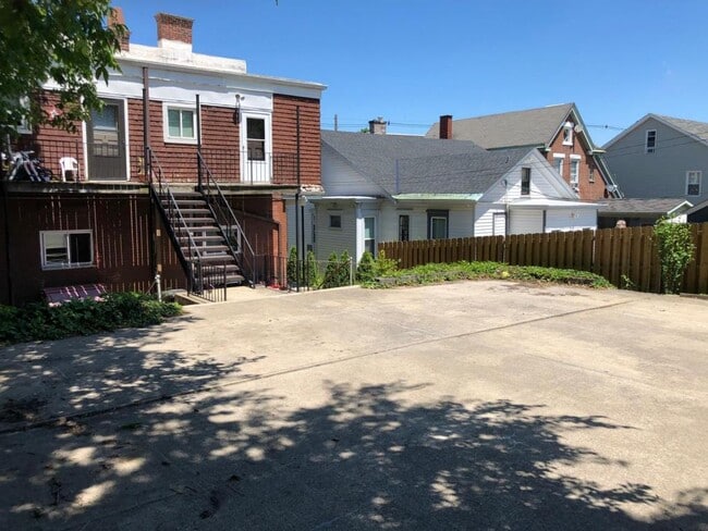 Building Photo - 424 6th Ave