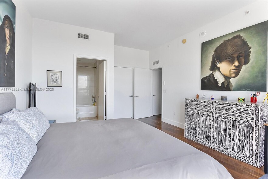 Building Photo - 2020 N Bayshore Dr