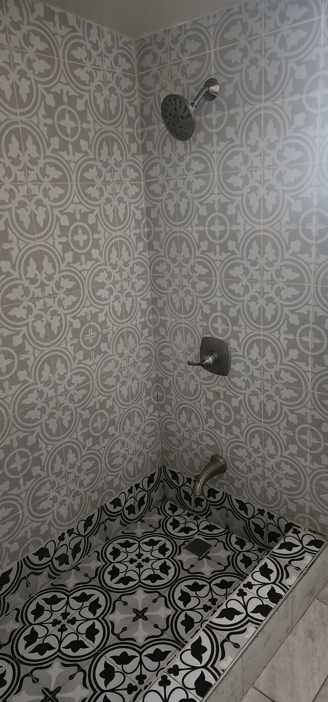 Building Photo - 639 Clinton St