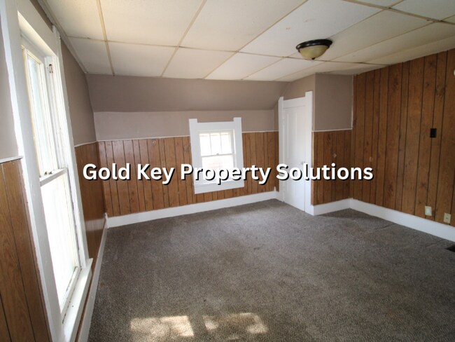 Building Photo - Oversized 3 BR 1 BA House with Partially F...