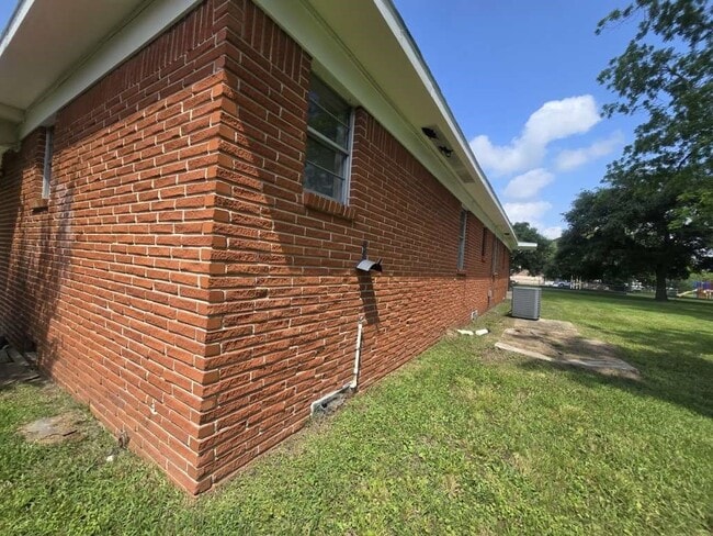 Building Photo - 1824 Magnolia St