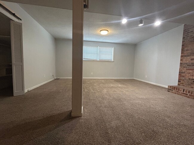Building Photo - Large 4 bedroom 3 bathroom house in the he...