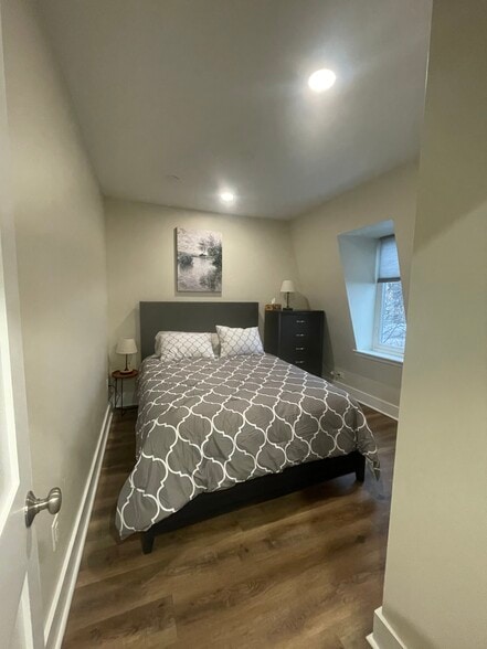 BR Queen - 151 E Allen St