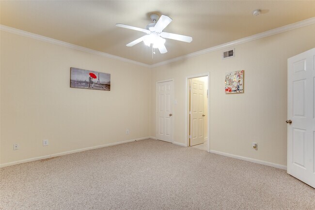Building Photo - 2255 Braeswood Park Dr