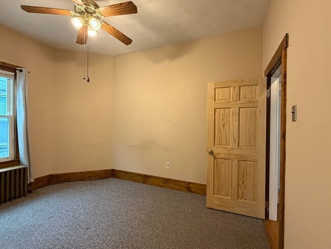 Building Photo - 628 E 3rd St