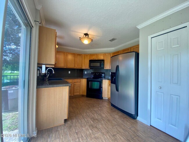 Building Photo - 1530 Vineland Cir