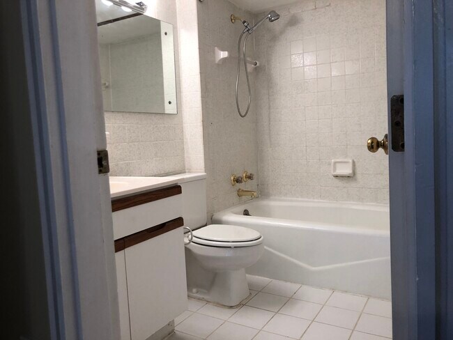 Building Photo - 2749 Sullins St