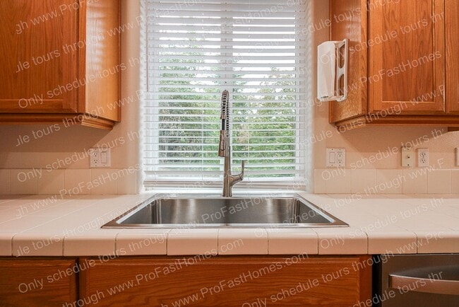Building Photo - 16107 SE Bybee Ct