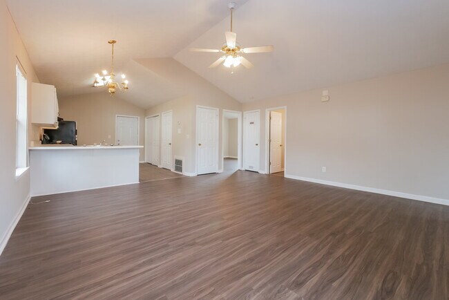 Building Photo - 521 Lakecourt Dr