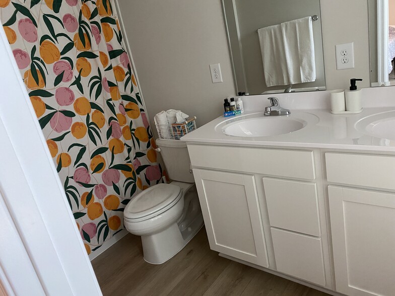 En-suite double vanity bathroom with tub/shower - 149 Thicket Dr