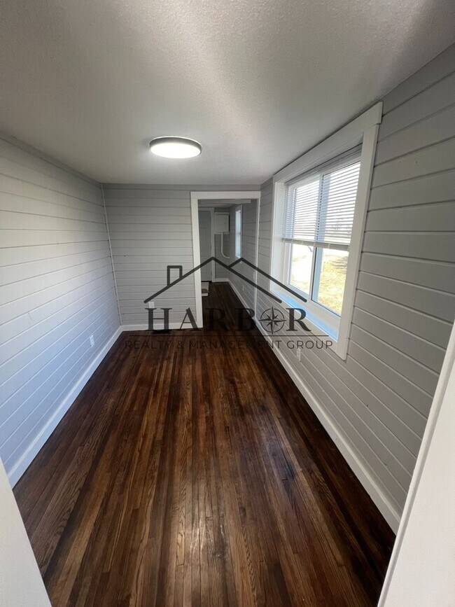 Building Photo - Newly Remodeled 2 Bedroom + Bonus Room Home
