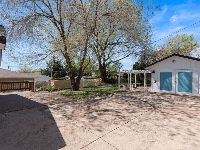 Building Photo - 2 bed, 1 bath with built in office near UNR