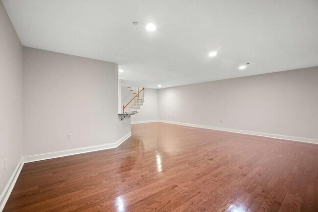 Building Photo - 120 Wyllis Ave