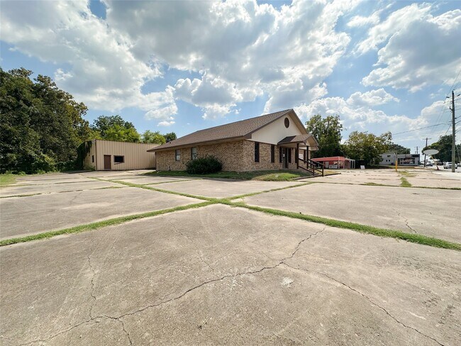 Building Photo - 702 N Richmond Rd