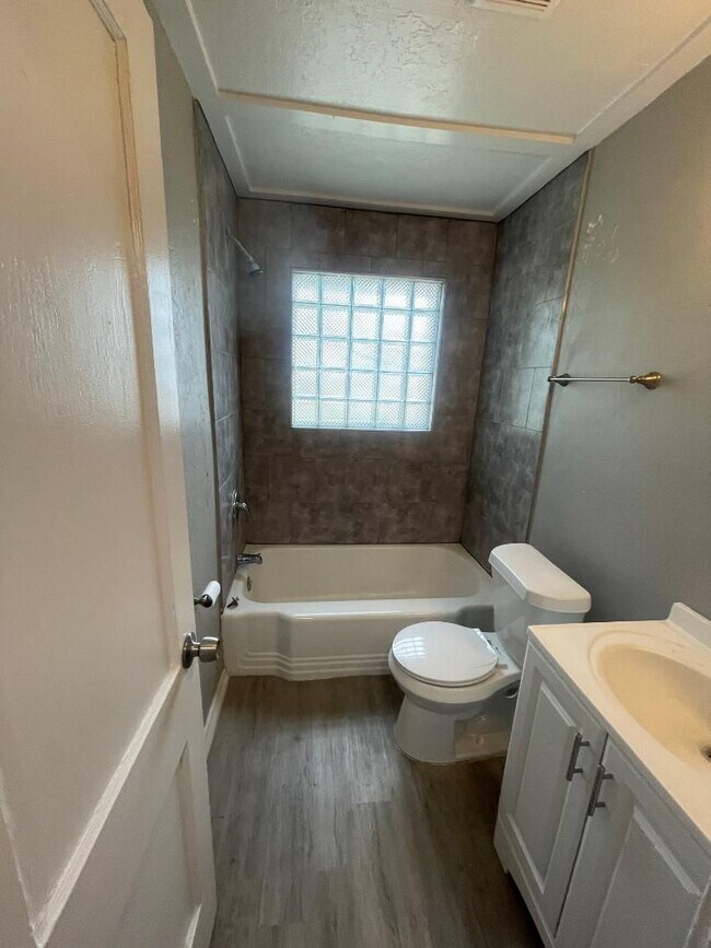 Building Photo - 1 Bed 1 Bath Duplex For Lease