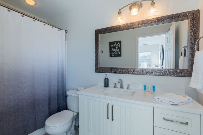 Building Photo - Three Bedroom Updated Townhome in Bluffton Park!