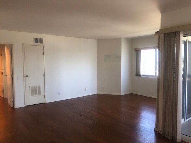 Building Photo - Large 1 bedroom 1 bath in Luxury High Rise...