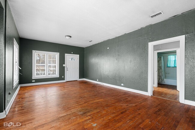 Building Photo - Check This Charming 1 Bed 1 Bath Out!