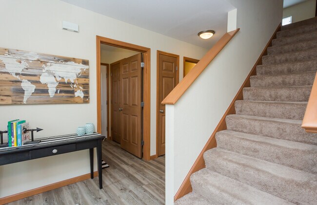 Building Photo - Large 4 bedroom with office space, Springf...
