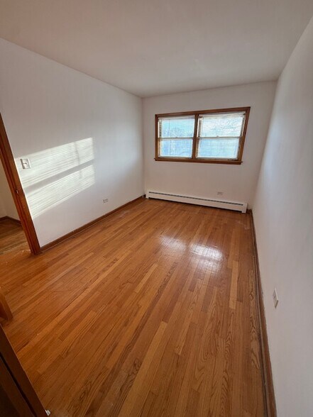 Bed 1 - 1214 E Northwest Hwy