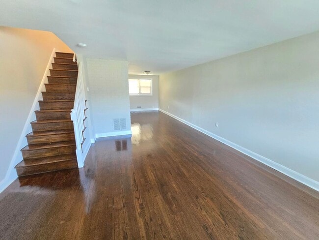 Building Photo - Beautiful 3 Bedroom 1 Bathroom East Baltim...