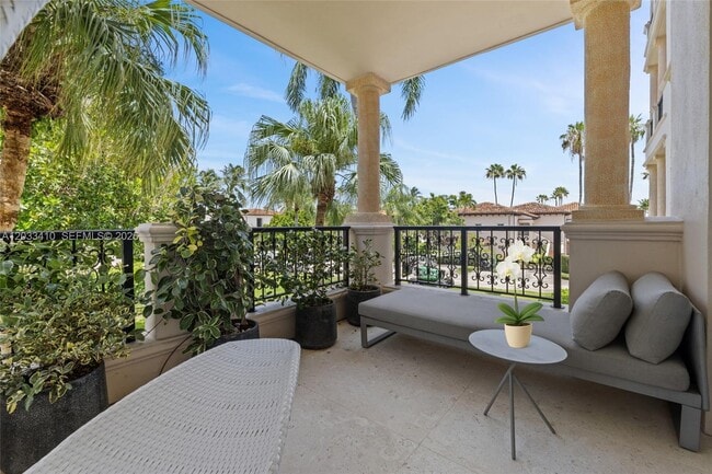 Building Photo - 19122 Fisher Island Dr
