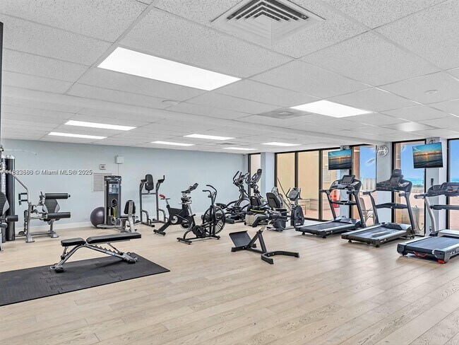 Building Photo - 1149 Hillsboro Mile