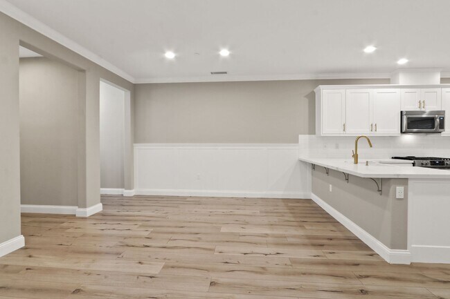 Building Photo - 604 El Paseo