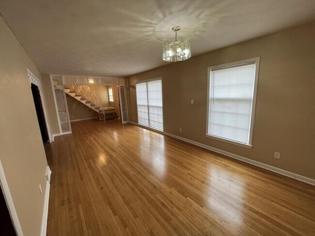 Building Photo - 2870 Dumbarton Oaks Dr