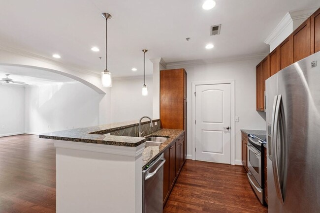 Building Photo - AVAILABLE NOW! $200 off 1st month's rent!! Gorgeous 1 bedroom, 1 bath condo in The Landing at Sou...