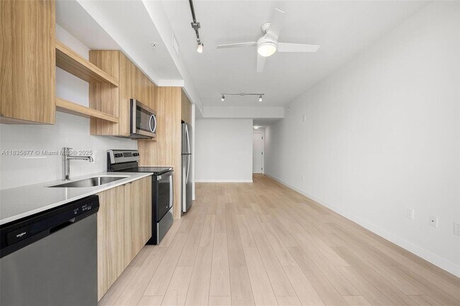 Building Photo - 555 NE 8th St