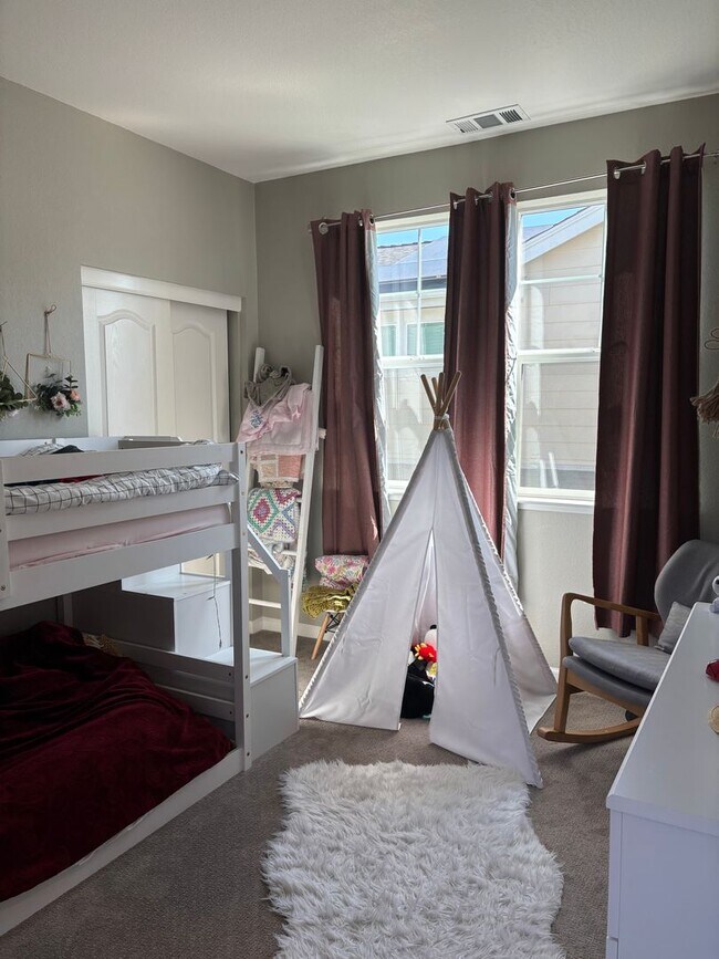 Building Photo - Newer 4 bedroom 2.5 bathrooms Available May 16th