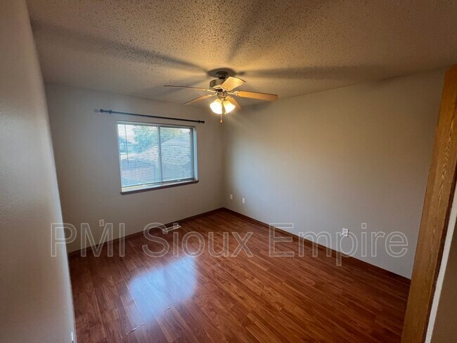 Building Photo - 4829 S Wilson Ave