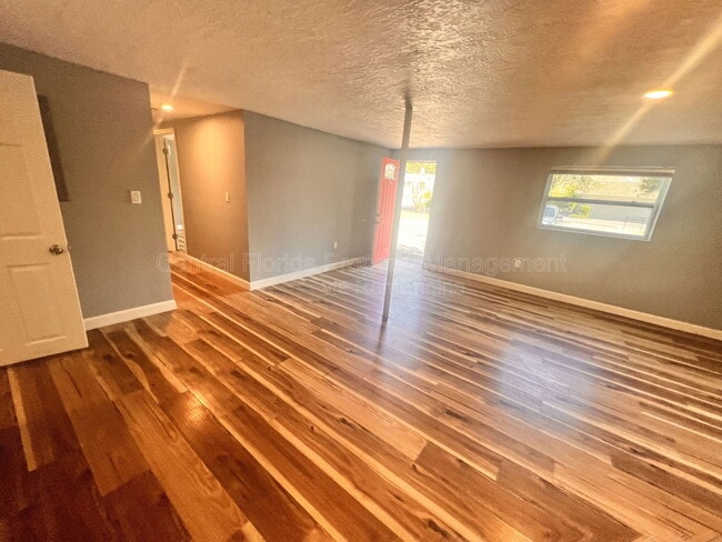 Building Photo - 1110 Poinsettia Ave