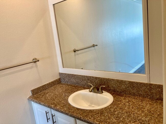 Building Photo - 1 Bedroom Just Blocks From the Ocean