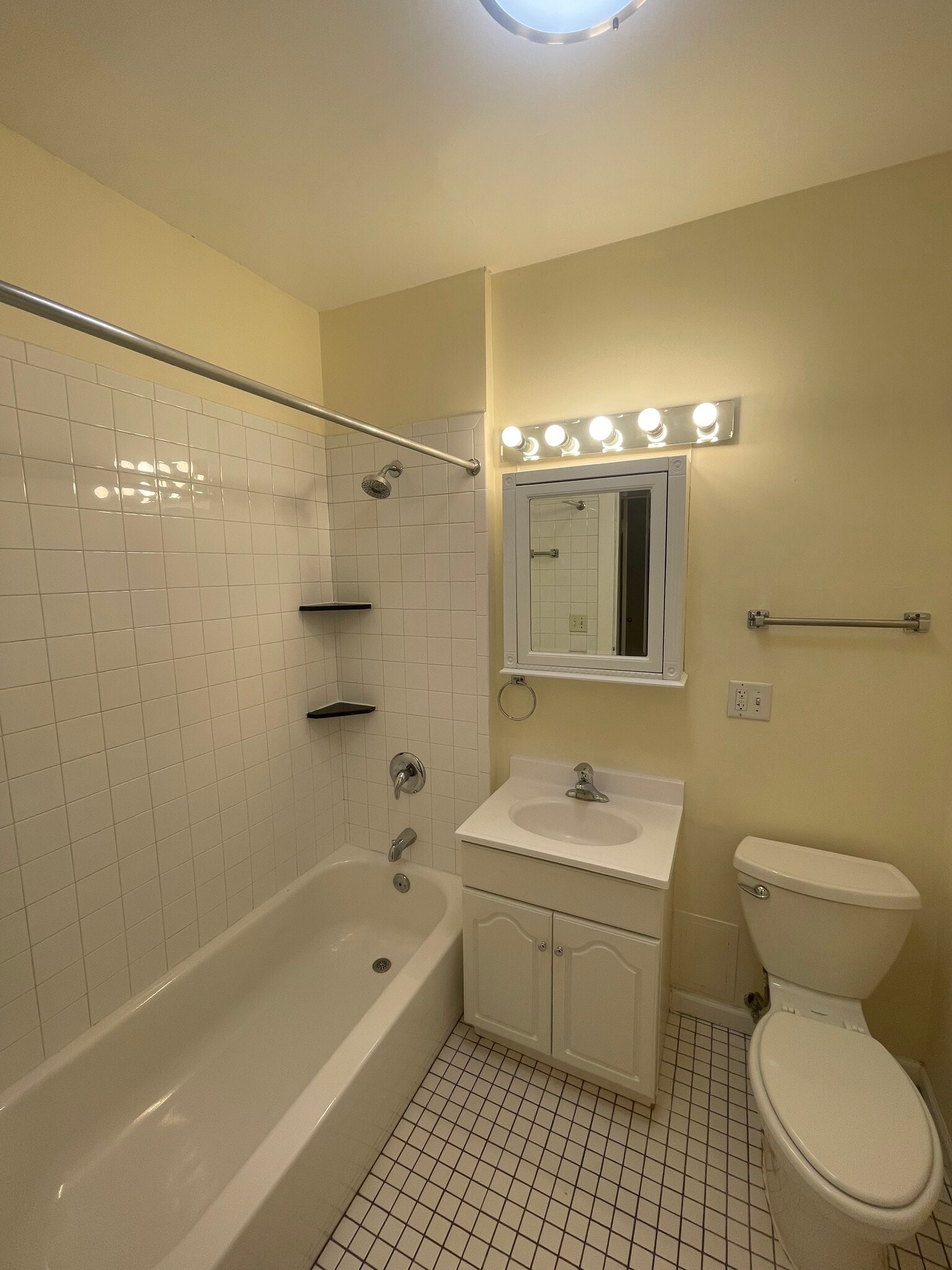 Building Photo - 5120 N Kenmore Ave