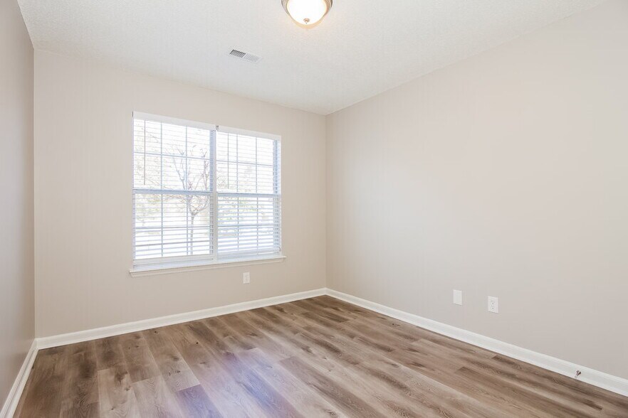 Building Photo - 2222 Sloan Dr