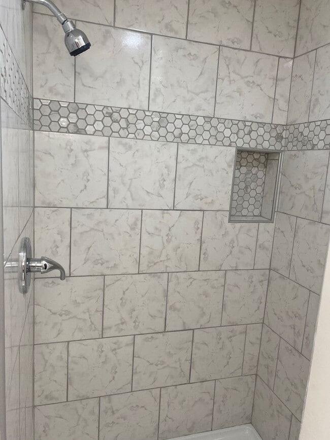 Building Photo - 2 bedroom/1 bath Duplex "ASK ABOUT OUR ZER...