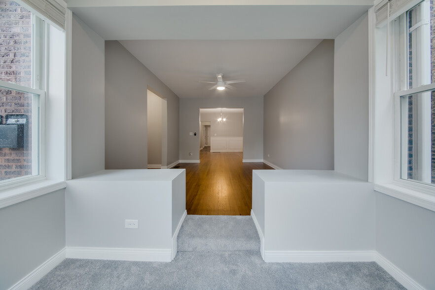 Building Photo - 5039 W Cullom Ave