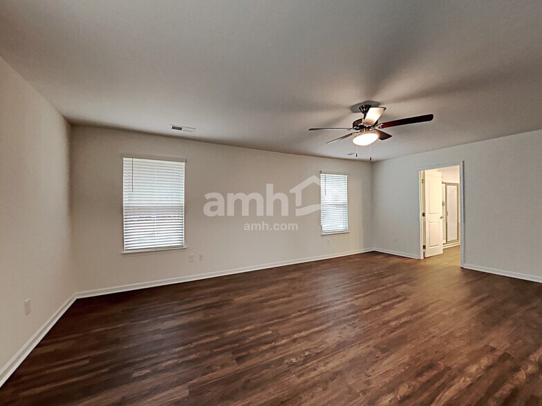 Building Photo - 5050 Twin River Dr
