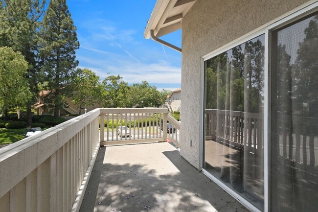 Building Photo - Spacious 2 Bedroom with Loft!