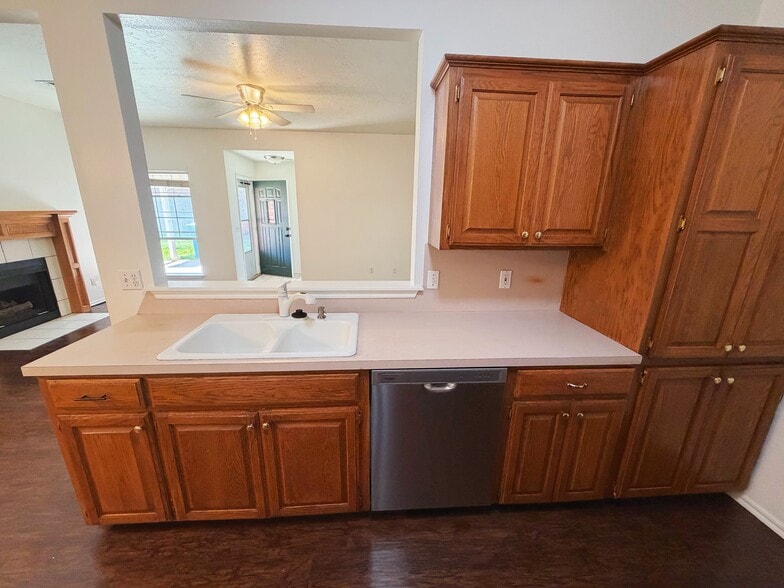 kitchen - 5320 W 7th Ave