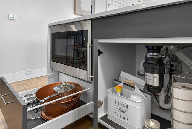 Building Photo - 1424 N Park Pl