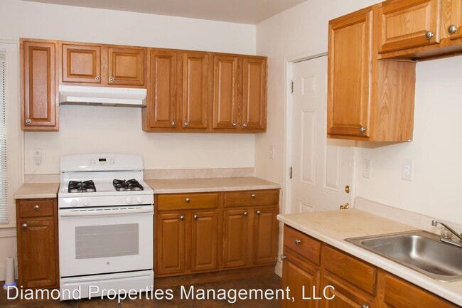 Building Photo - 4 br, 1.5 bath House - 266 Peck Street