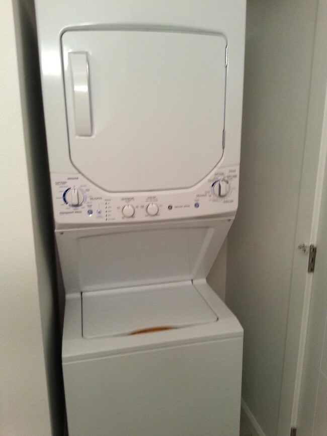 Building Photo - Modern 2-Bedroom, 2-Bath Condo in Fairway Terrace