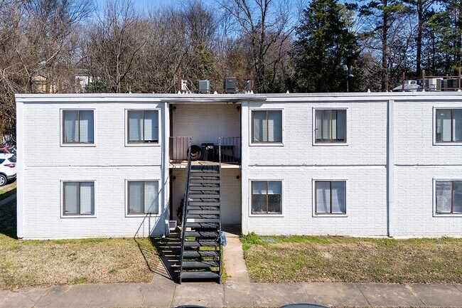 Building Photo - Spacious, affordable two bedroom townhouse just minutes from shopping and dining in Gastonia!