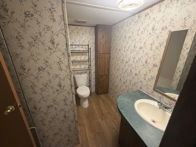 Building Photo - 1415 Eastview Rd