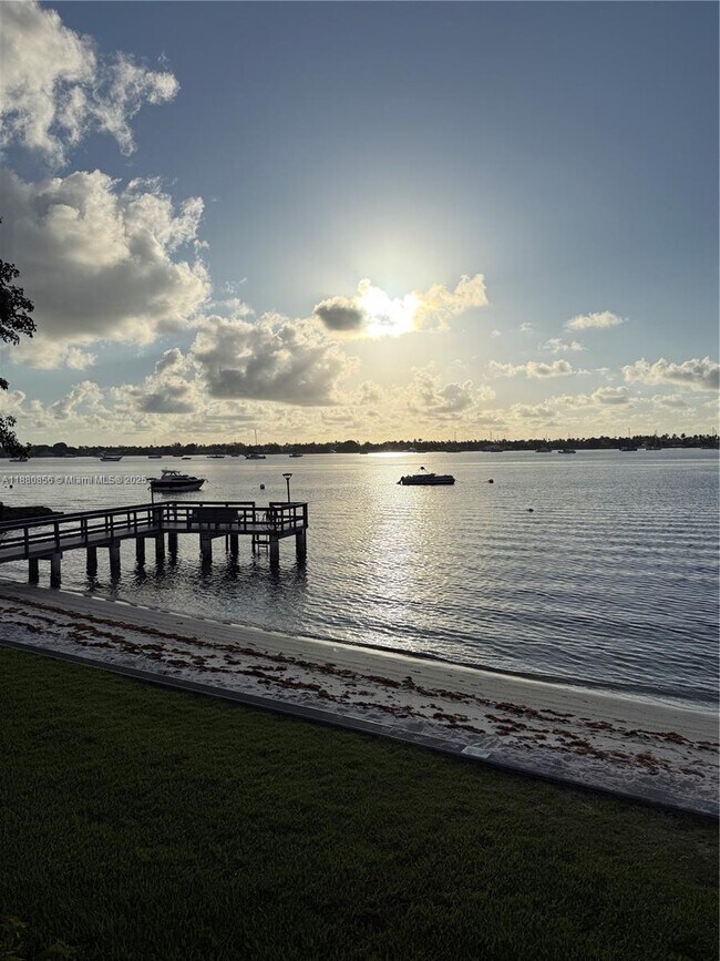 Building Photo - 5600 N Flagler Dr