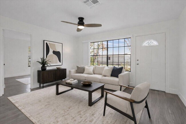 Building Photo - 841 NW Riverside Dr