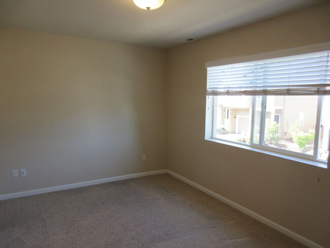 Building Photo - Newer 3 bedroom in South Salem